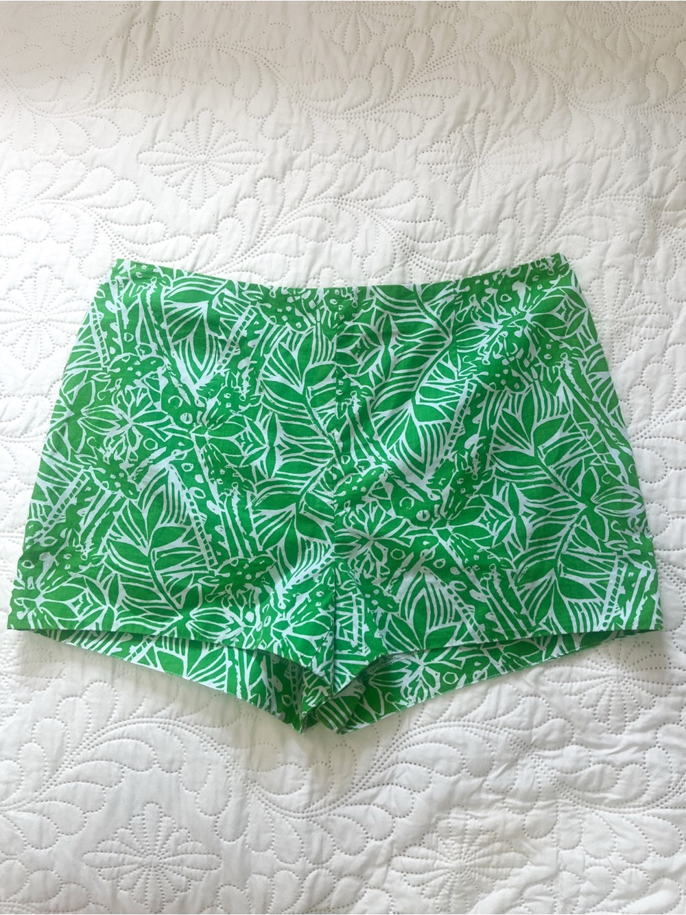 Woman’s Lilly Pulitzer Green Tropical Floral Shorts. 4